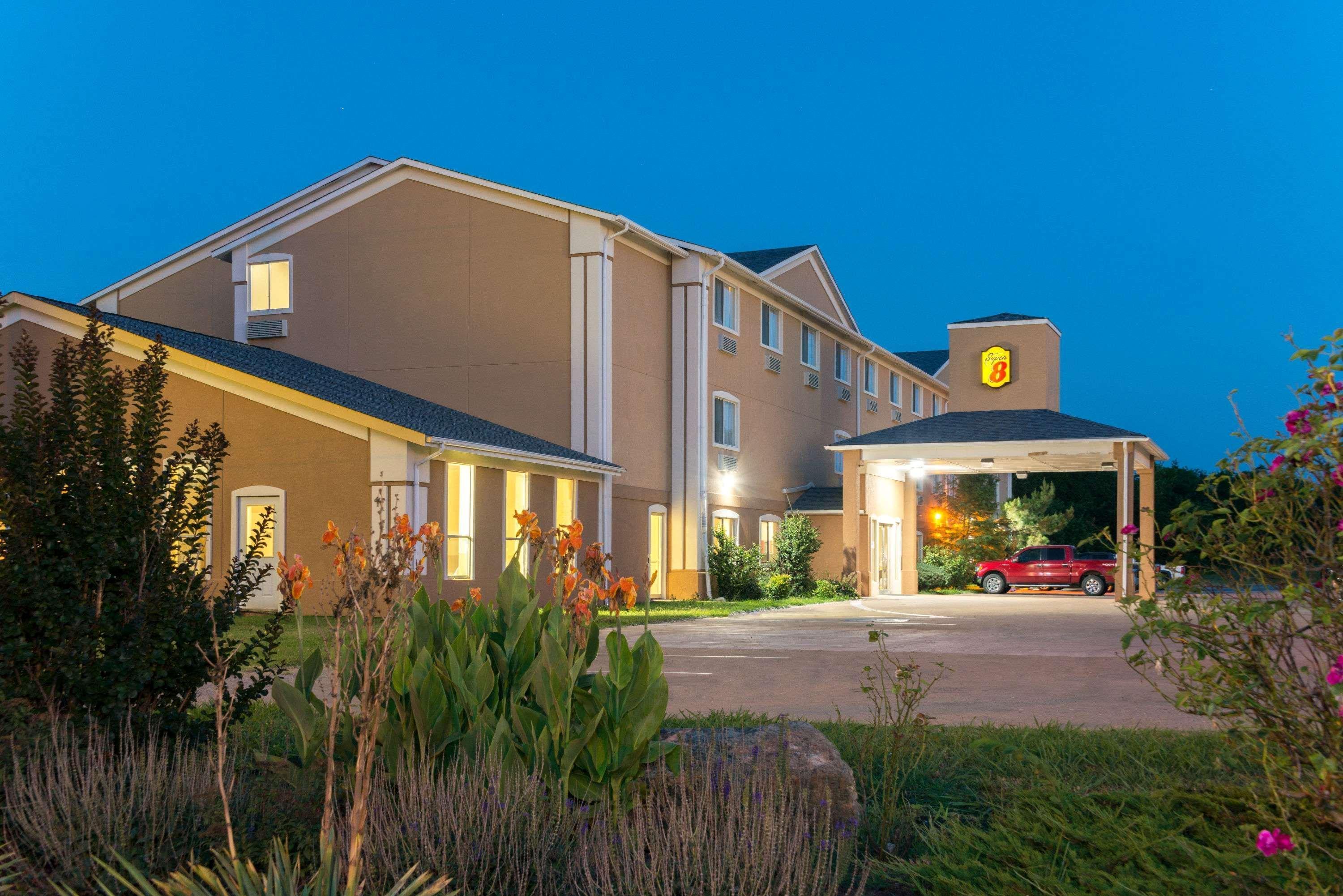 Super 8 By Wyndham Perry Hotel Buitenkant foto